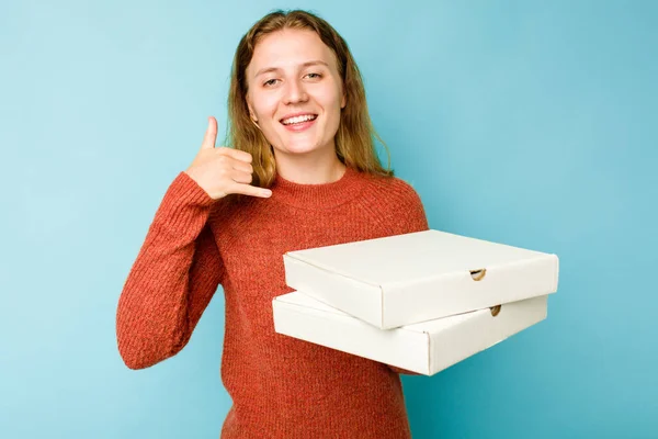 Mavi Arka Planda Izole Edilmiş Pizza Kutuları Tutan Beyaz Bir — Stok fotoğraf