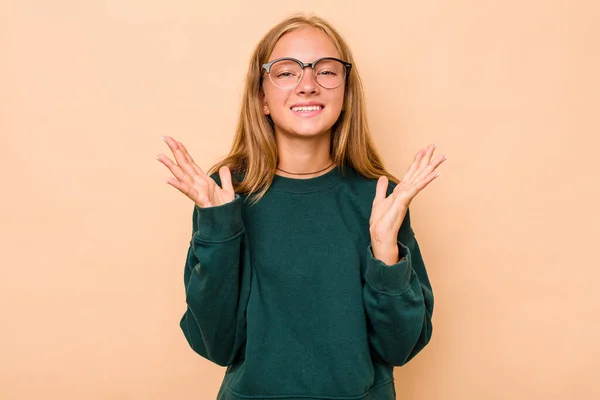 Λευκή Έφηβη Κοπέλα Απομονωμένη Μπεζ Φόντο Γελάει Δυνατά Κρατώντας Χέρι — Φωτογραφία Αρχείου