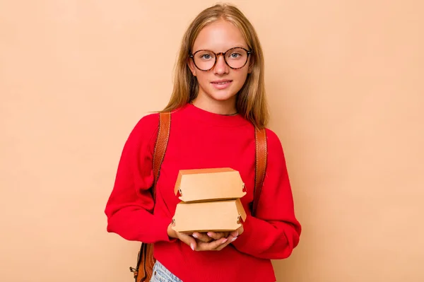 Klein Kaukasisch Student Meisje Houden Hamburgers Geïsoleerd Beige Achtergrond Gelukkig — Stockfoto