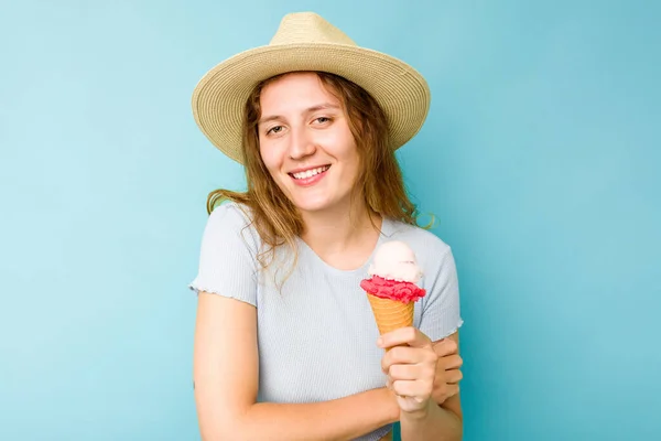 Elinde Dondurma Tutan Beyaz Bir Kadın Mavi Bir Arka Planda — Stok fotoğraf