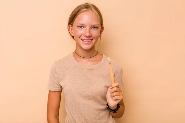 Biały Nastolatek Dziewczyna Mycie Zęby Izolowane Beżowy Tło Śmiech Zabawy — Zdjęcie stockowe