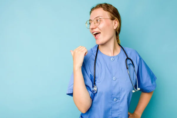 Enfermera Joven Mujer Caucásica Aislada Puntos Fondo Azul Con Dedo — Foto de Stock
