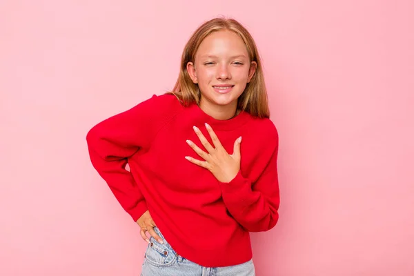 Кавказская Девочка Подросток Изолирована Розовом Фоне Смеясь Держа Руки Сердце — стоковое фото