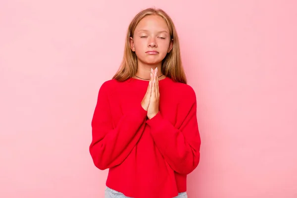 Ragazza Adolescente Caucasica Isolata Sfondo Rosa Pregando Mostrando Devozione Persona — Foto Stock