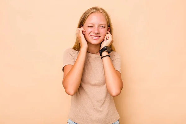 Biały Nastolatek Dziewczyna Izolowane Beżowy Tło Obejmujące Uszy Ręce — Zdjęcie stockowe