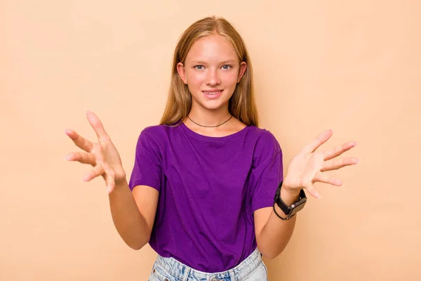 Caucasian Teen Girl Isolated Beige Background Showing Welcome Expression — Stock Photo, Image
