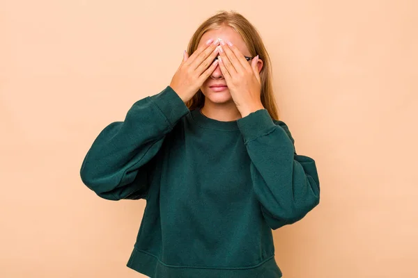 Beyazlı Genç Kız Bej Arka Planda Izole Edilmiş Gözleri Elleriyle — Stok fotoğraf