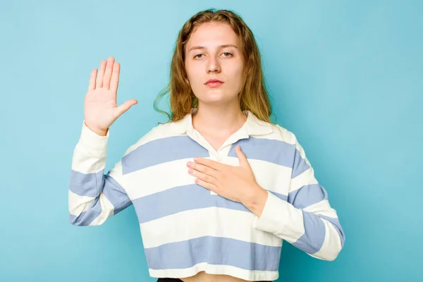 Młoda Biała Kobieta Odizolowana Niebieskim Tle Składając Przysięgę Kładąc Rękę — Zdjęcie stockowe