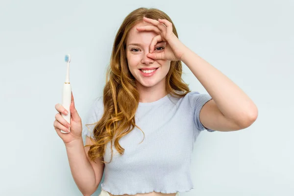Young Caucasian Woman Holding Electric Toothbrush Isolated Blue Background Excited — Stock Photo, Image