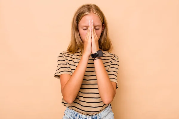 Biały Nastolatek Dziewczyna Odizolowany Beżowy Tło Trzymając Ręce Modlić Się — Zdjęcie stockowe