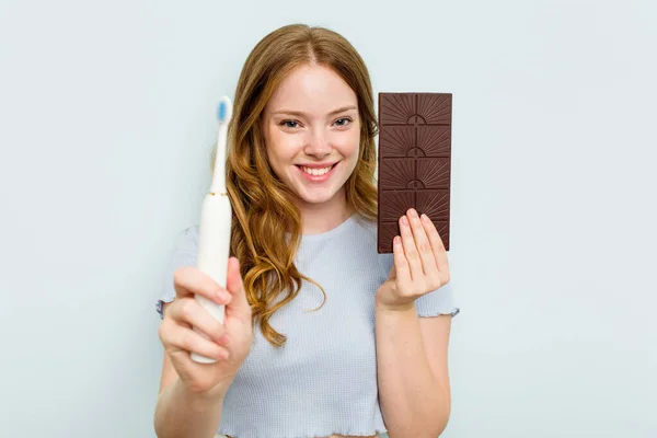 Mujer Joven Caucásica Sosteniendo Chocolate Cepillo Dientes Aislados Sobre Fondo — Foto de Stock