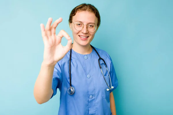 Ung Sjuksköterska Kaukasisk Kvinna Isolerad Blå Bakgrund Glad Och Säker — Stockfoto