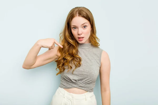 Mavi Arka Planda Izole Edilmiş Genç Beyaz Bir Kadın Gömlek — Stok fotoğraf