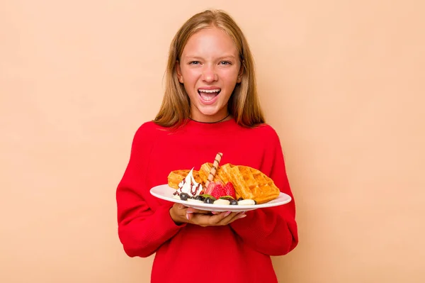 Kafkasyalı Küçük Bir Kız Bej Arka Planda Izole Edilmiş Waffle — Stok fotoğraf