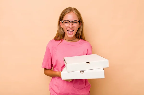 一个拿着比萨饼的高加索小女孩 因为米色的背景而被隔离 尖叫着非常愤怒和咄咄逼人 — 图库照片