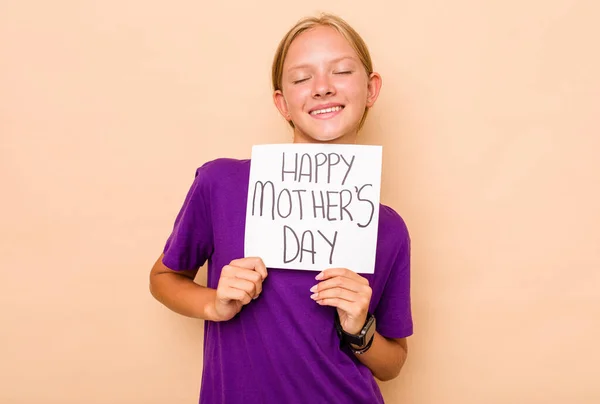 Menina Caucasiana Segurando Feliz Dia Mães Isolado Fundo Bege — Fotografia de Stock