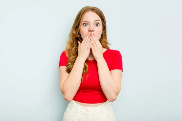 Young Caucasian Woman Isolated Blue Background Shocked Covering Mouth Hands — Stock Photo, Image