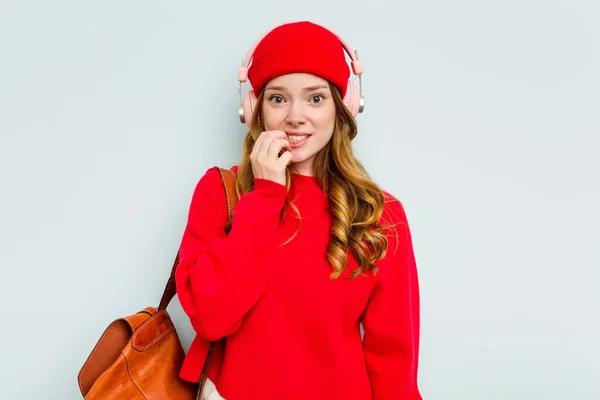 Mladá Studentka Nosí Sluchátka Izolované Modrém Pozadí Kousání Nehty Nervózní — Stock fotografie