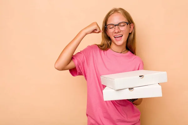 Klein Blank Meisje Houden Pizza Geïsoleerd Beige Achtergrond Raisen Vuist — Stockfoto