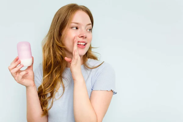 Jonge Blanke Vrouw Die Deodorant Geïsoleerd Houdt Blauwe Achtergrond Zegt — Stockfoto