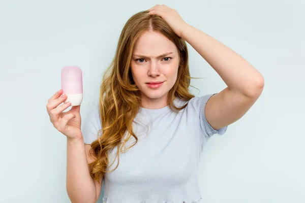 Mladá Běloška Držící Deodorant Izolovaný Modrém Pozadí Šokována Vzpomněla Důležité — Stock fotografie