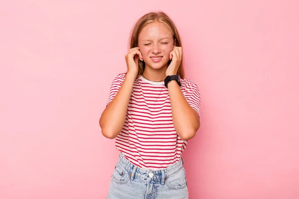 Kaukasisches Teenie Mädchen Isoliert Auf Rosa Hintergrund Das Ohren Mit — Stockfoto