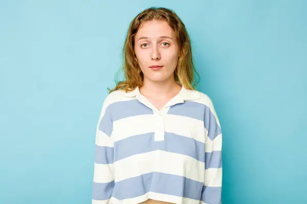 Mladá Běloška Osamělá Modrém Pozadí Smutná Vážná Tvář Nešťastná Nespokojená — Stock fotografie
