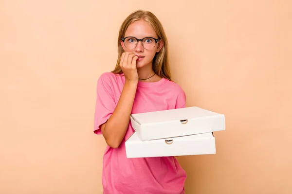 Klein Blank Meisje Houdt Pizza Geïsoleerd Beige Achtergrond Bijten Nagels — Stockfoto