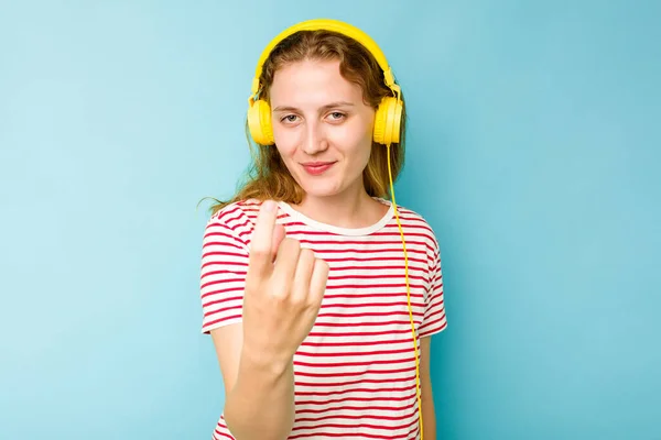 Mulher Caucasiana Jovem Usando Fones Ouvido Isolados Fundo Azul Apontando — Fotografia de Stock