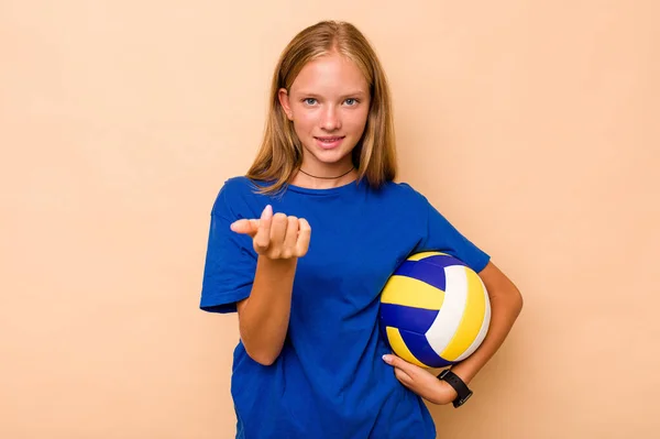 Маленька Біла Дівчинка Грає Волейбол Ізольовано Бежевому Фоні Вказуючи Пальцем — стокове фото