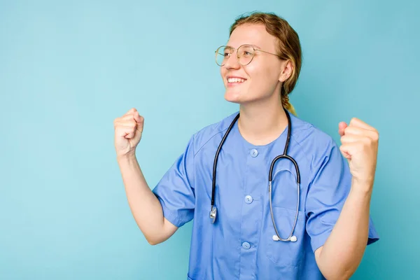 Jovem Enfermeira Caucasiana Mulher Isolada Fundo Azul Levantando Punho Após — Fotografia de Stock