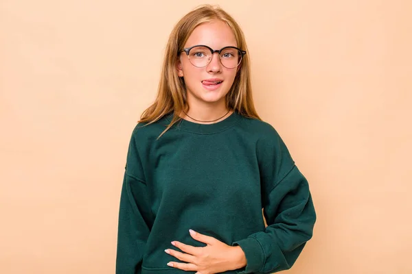 Kaukasische Teenie Mädchen Isoliert Auf Beigem Hintergrund Berührt Bauch Lächelt — Stockfoto