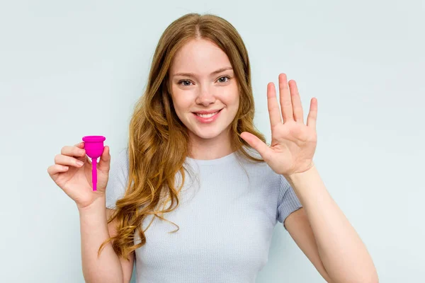 Jonge Blanke Vrouw Met Menstruatiecup Geïsoleerd Blauwe Achtergrond Glimlachend Vrolijk — Stockfoto