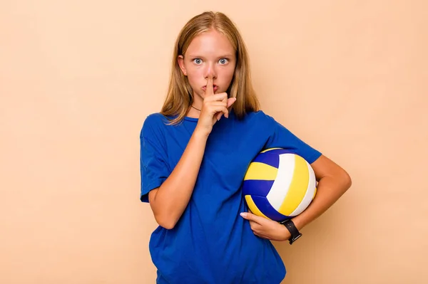 Маленька Біла Дівчинка Грає Волейбол Ізольовано Бежевому Тлі Зберігаючи Таємницю — стокове фото