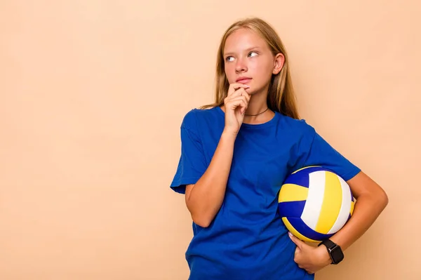 Little Caucasian Girl Playing Volleyball Isolated Beige Background Looking Sideways — Stock Photo, Image