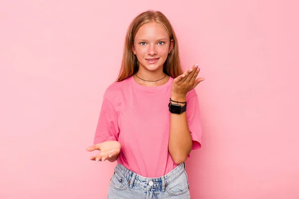 Caucasian Teen Girl Isolated Pink Background Makes Scale Arms Feels — Stock Photo, Image