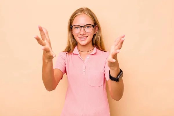 Vit Tonåring Flicka Isolerad Beige Bakgrund Känns Säker Att Kram — Stockfoto