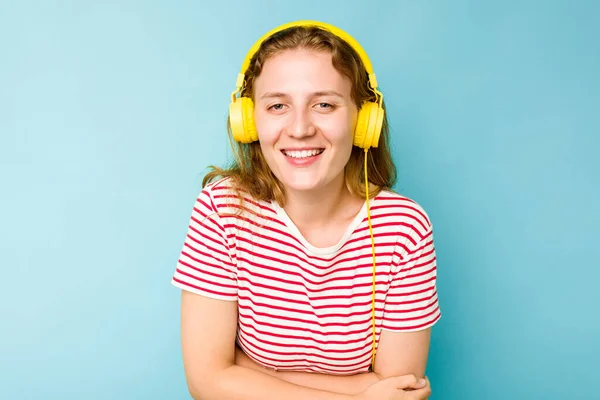 Νεαρή Καυκάσια Γυναίκα Που Φοράει Ακουστικά Απομονωμένη Μπλε Φόντο Γελώντας — Φωτογραφία Αρχείου