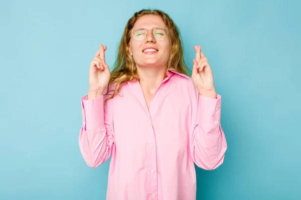 Young Caucasian Woman Isolated Blue Background Crossing Fingers Having Luck — Stock Photo, Image