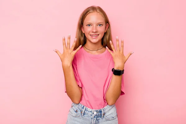 분홍색 배경에 고립된 소녀가 손으로 번째를 — 스톡 사진