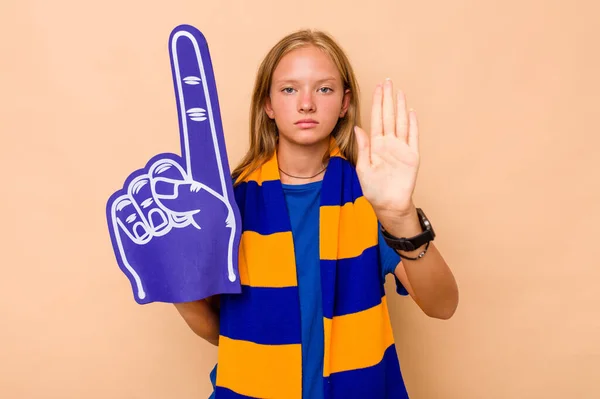 Kafkasyalı Spor Hayranı Kız Bej Arka Planda Izole Edilmiş Elini — Stok fotoğraf