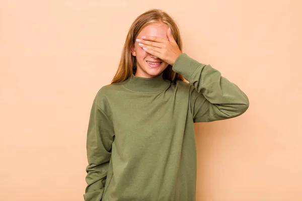 Blank Tiener Meisje Geïsoleerd Beige Achtergrond Dekt Ogen Met Handen — Stockfoto