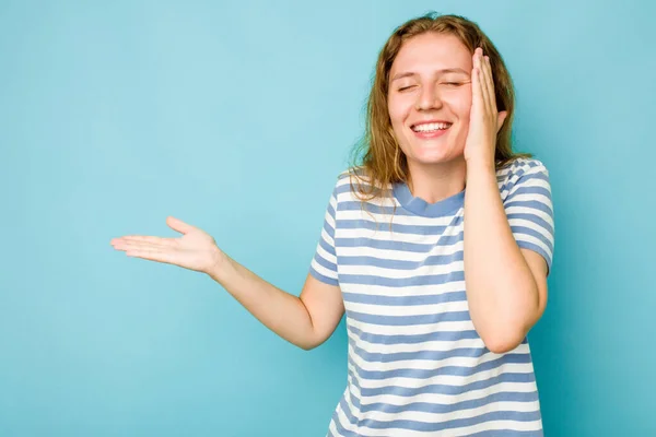 Jonge Blanke Vrouw Geïsoleerd Blauwe Achtergrond Houdt Kopieerruimte Een Handpalm — Stockfoto