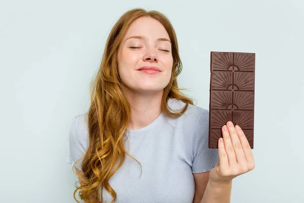 Joven Mujer Caucásica Sosteniendo Chocolate Aislado Sobre Fondo Azul — Foto de Stock