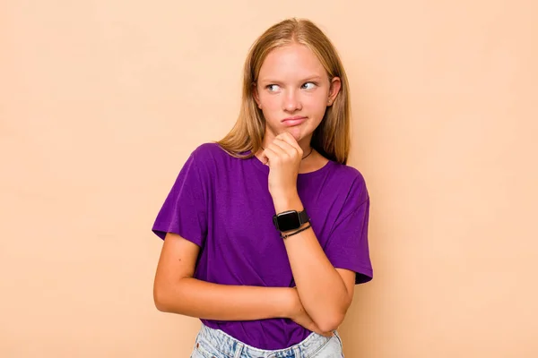 Vit Tonåring Flicka Isolerad Beige Bakgrund Lider Smärta Halsen Grund — Stockfoto
