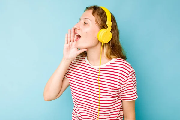 Młoda Kaukaska Kobieta Nosi Słuchawki Odizolowane Niebieskim Tle Krzycząc Trzymając — Zdjęcie stockowe
