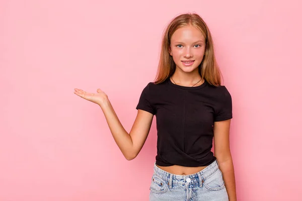 Caucásico Adolescente Chica Aislado Rosa Fondo Mostrando Espacio Copia Una —  Fotos de Stock