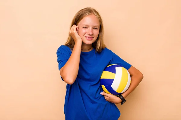 Маленька Біла Дівчинка Грає Волейбол Ізольовано Бежевому Фоні Покриваючи Вуха — стокове фото