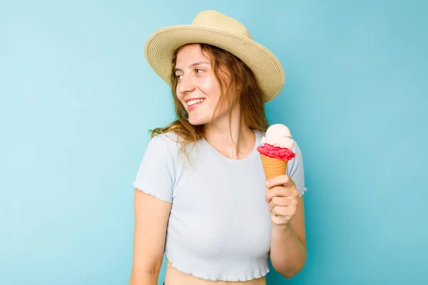 Dondurma Tutan Beyaz Bir Kadın Mavi Bir Arkaplanı Izole Etti — Stok fotoğraf