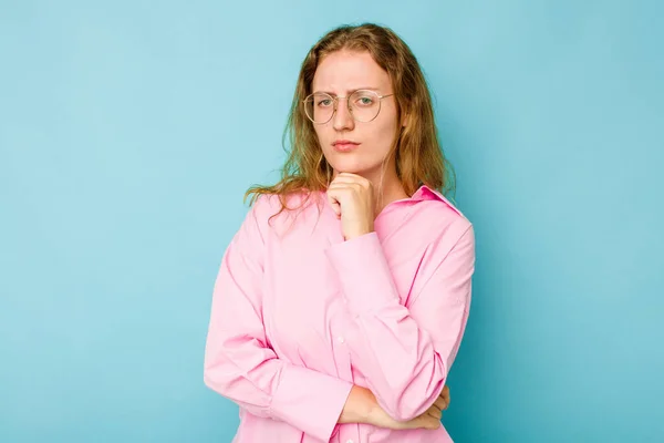 Young Caucasian Woman Isolated Blue Background Suspicious Uncertain Examining You — Stock Photo, Image